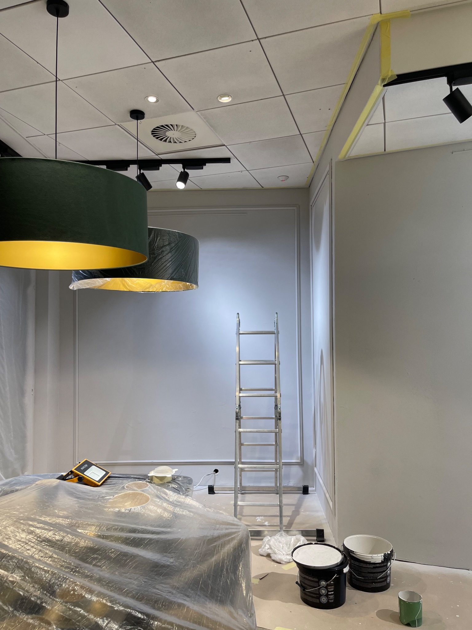 Malowanie ścian w sklepie