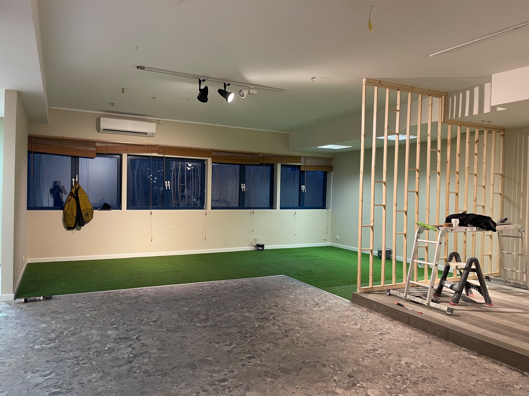 Po Malowanie Montaz podestów Układanie wykładziny, trawy