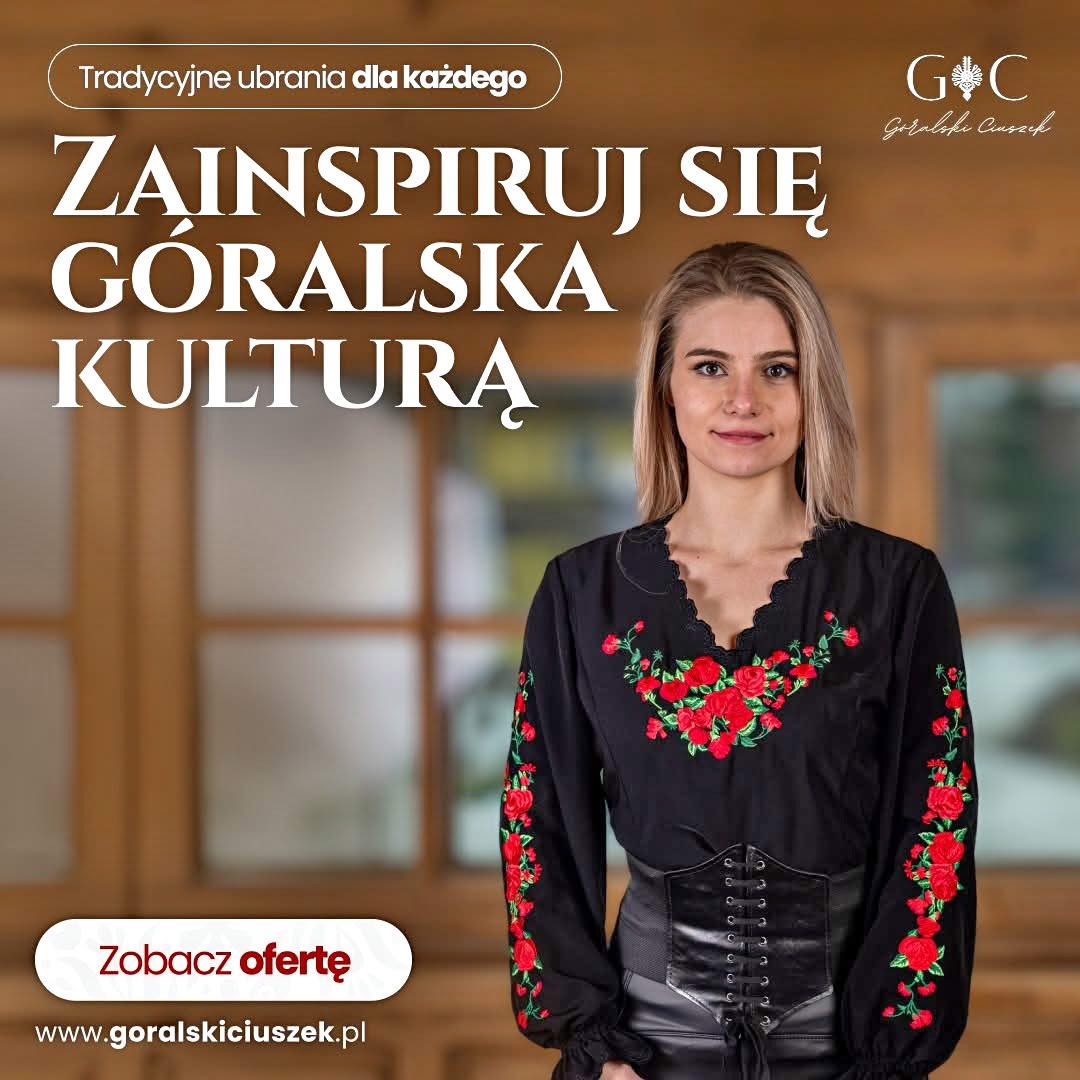 Portret kobiety w czarnej bluzce z haftem góralskim na tle drewnianej ściany. Promocja tradycyjnych ubrań z hasłem 'Zainspiruj się góralską kulturą'.
