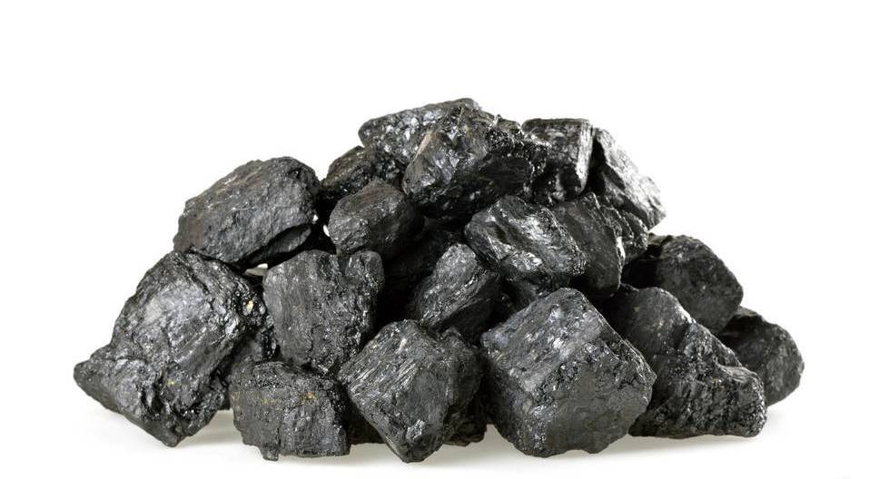 Kupa błyszczącego, czarnego węgla na białym tle, z widocznymi naturalnymi pęknięciami i nierównościami w strukturze.