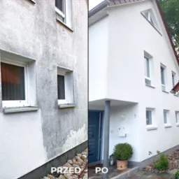 Por&oacute;wnanie 'przed' i 'po' odświeżenia elewacji budynku: po lewej stronie szara, zabrudzona ściana, po prawej biała, czysta elewacja z numerem domu '9', niebieskimi drzwiami i dekoracyjnym krzewem...