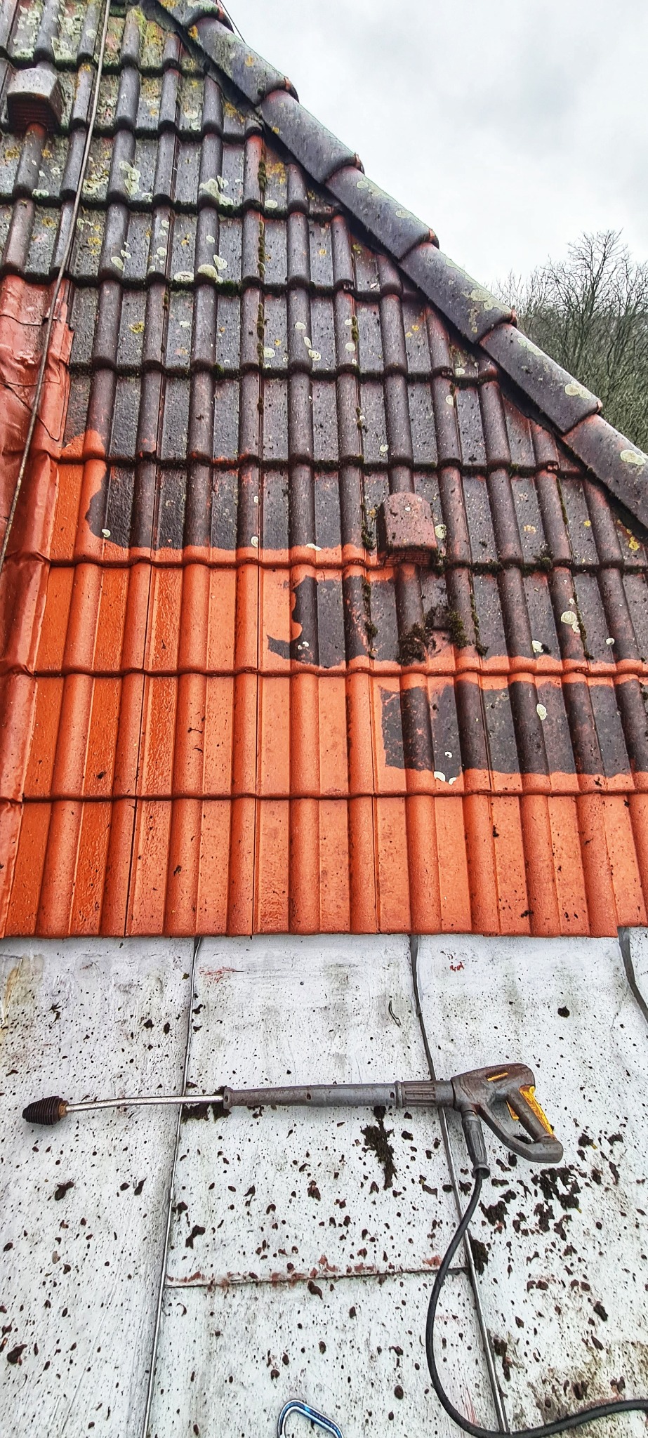 Różnica przed czyszczeniem i po jest kolosalna. Twój dach może wyglądać jak nowy !