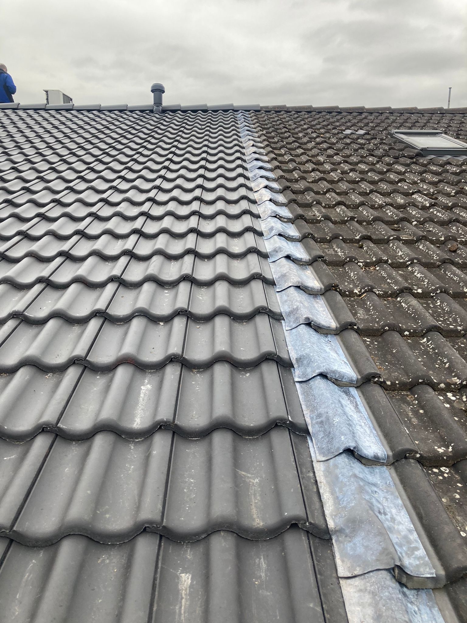 Porównanie stanu dachu przed i po czyszczeniu lub renowacji, widoczne różnice w kolorze i czystości dachówek.