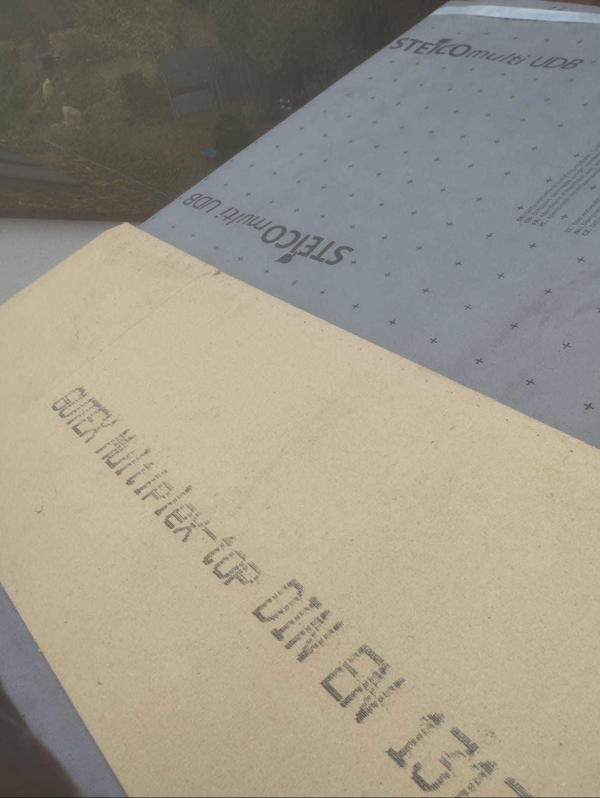 Fragment dachu z widoczną membraną STEICOmulti UDB i płytą GUTEX Multiplex-top DIN EN, ukazujący detale konstrukcyjne.