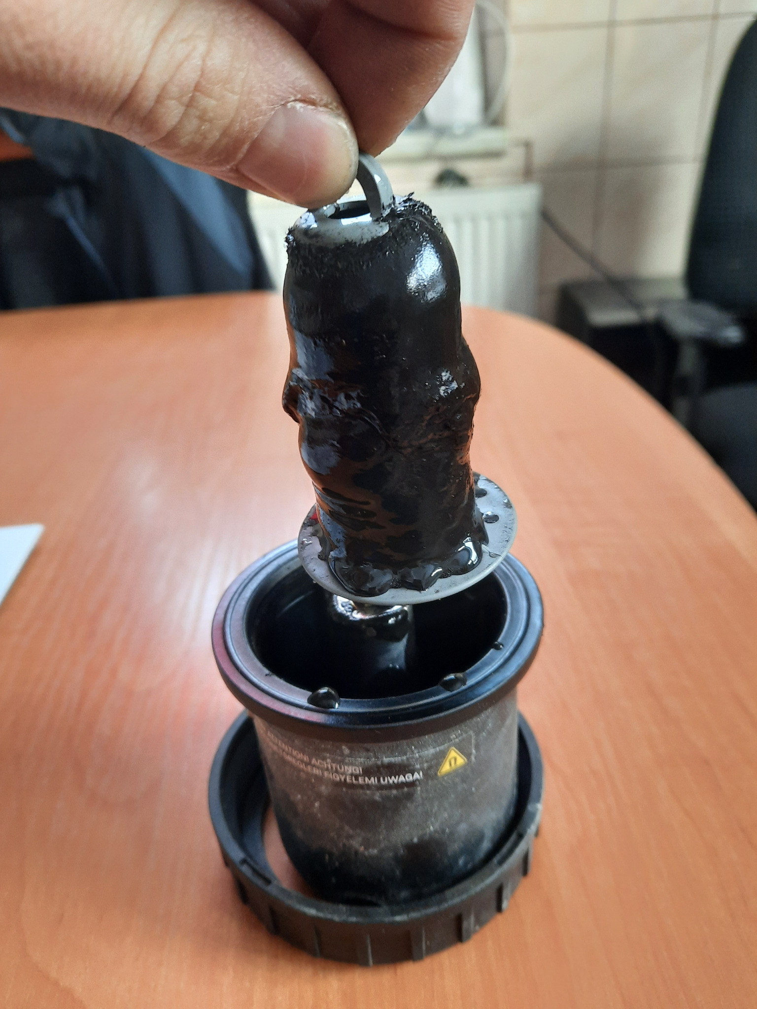 Magnetyzer oraz zanieczyszczenia z instalacji przy corocznym serwisie kotła.