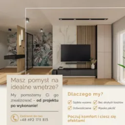 Wizualizacja nowoczesnego salonu z drewnianą podłogą, ścianą z marmurowym wzorem i telewizorem na szafce RTV, uzupełniona o pionowe drewniane panele dekoracyjne. Widoczny fragment ściany z tapetą...