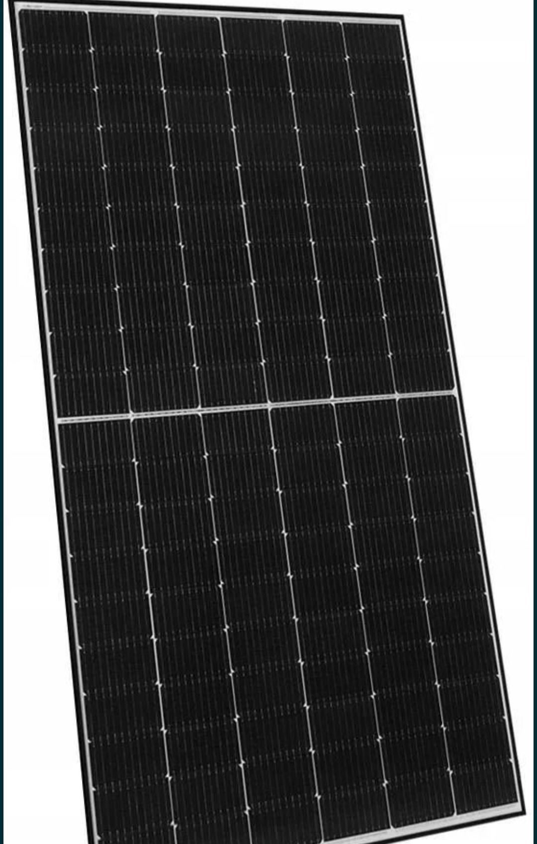 Czarny panel słoneczny z widoczną strukturą krzemową i srebrnymi liniami przewodzącymi, ustawiony pod kątem.