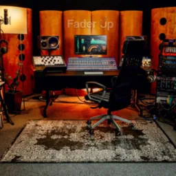 Profesjonalnie wyposażone pomieszczenie z konsoletą mikserską, monitorami studyjnymi, klawiaturami MIDI, gitarą elektryczną, mikrofonem pojemnościowym i lampą podłogową, wygłuszone panelami...