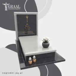 Wizualizacja nagrobka z ciemnego i jasnego granitu z złotym krzyżem, inskrypcją 'SP. Regina Kowalski 1975-2018 Na zawsze z Bogiem', wazonem z białymi różami i dwoma zniczami w złotych obudowach.