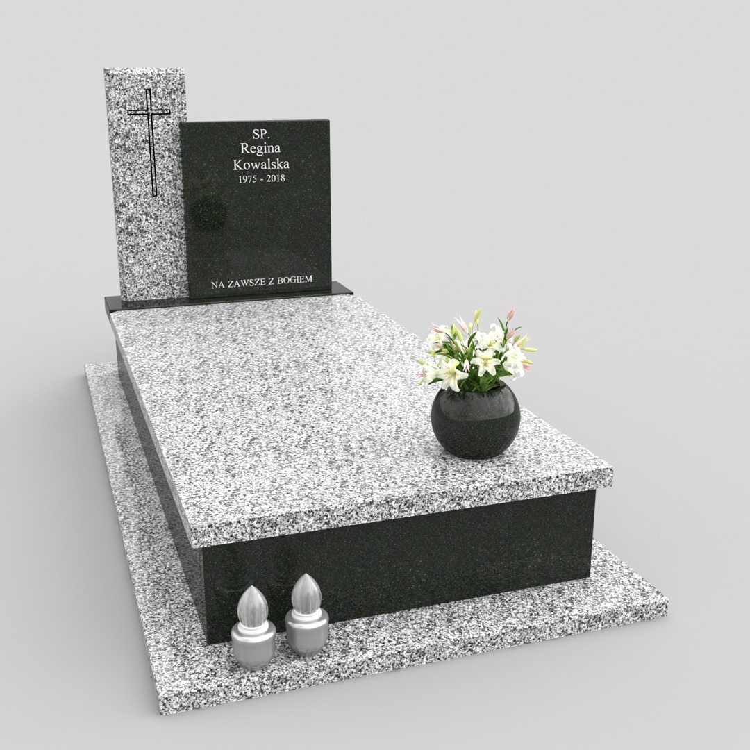 Granitowy pomnik z czarną tablicą nagrobną z wygrawerowanym krzyżem, inskrypcjami i wazonem z białymi kwiatami, oświetlony neutralnym światłem.