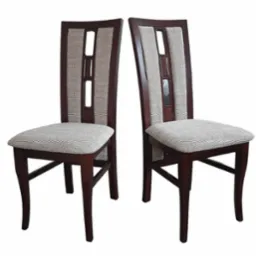 Dwa identyczne krzesła z ciemnego drewna z jasnoszarym obiciem siedziska i oparcia, oparcie posiada trzy podłużne otwory i ciemne wstawki.
