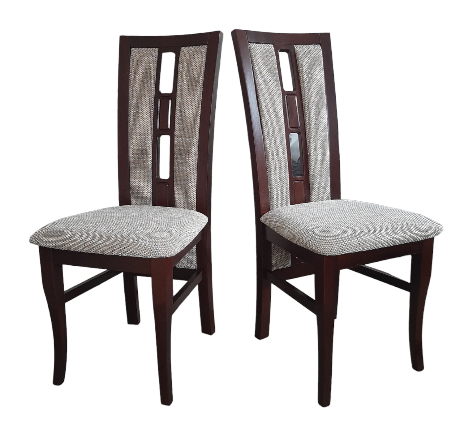 Dwa identyczne krzesła z ciemnego drewna z jasnoszarym obiciem siedziska i oparcia, oparcie posiada trzy podłużne otwory i ciemne wstawki.