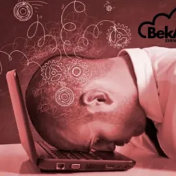 Stylizowana grafika przedstawia mężczyznę opierającego głowę o laptopa, z rysunkami zębatek i linii symbolizujących myśli; w tle logo firmy BekAp Serwis.