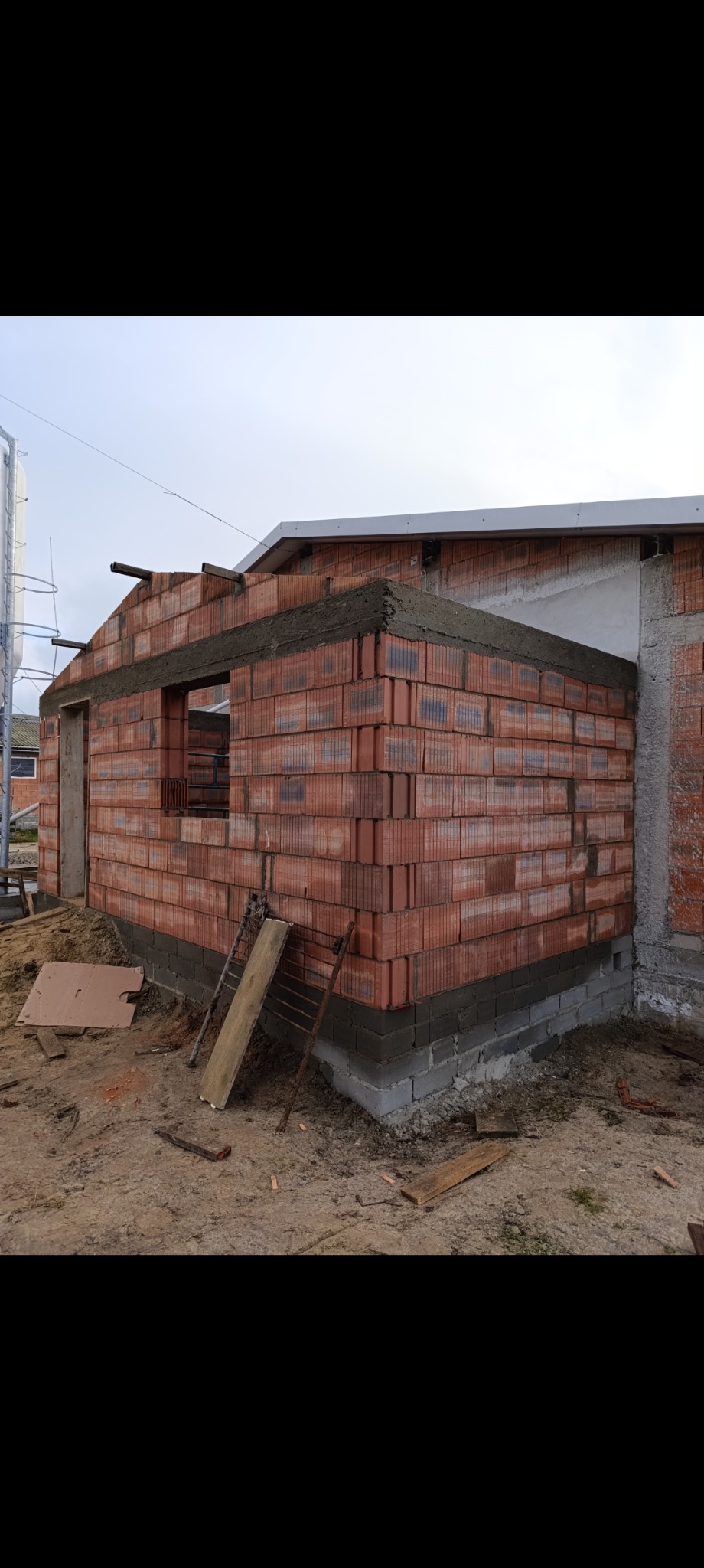 Murowanie ścian nośnych, wykonanie wieńców, murowanie szczytów