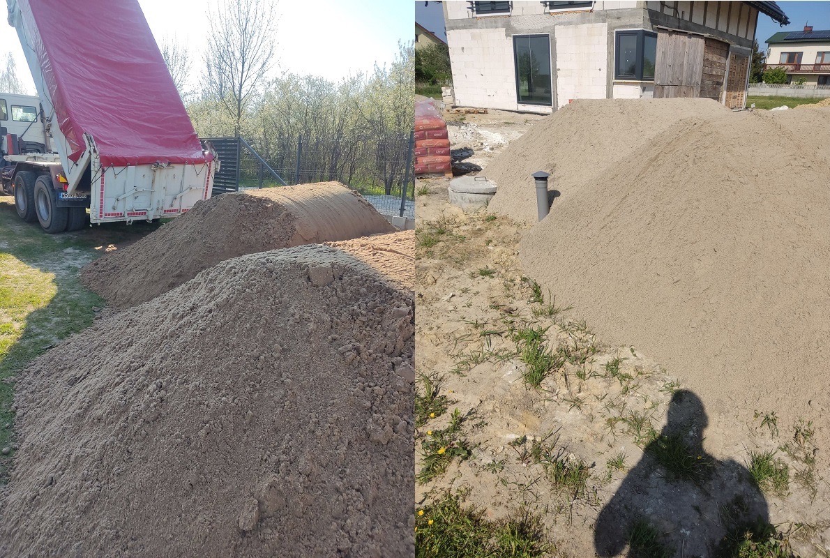 Ciężarówka z czerwoną plandeką wyładowuje piasek, tworząc duże pryzmy na placu budowy z widocznymi elementami kanalizacji i fundamentami domu w tle.