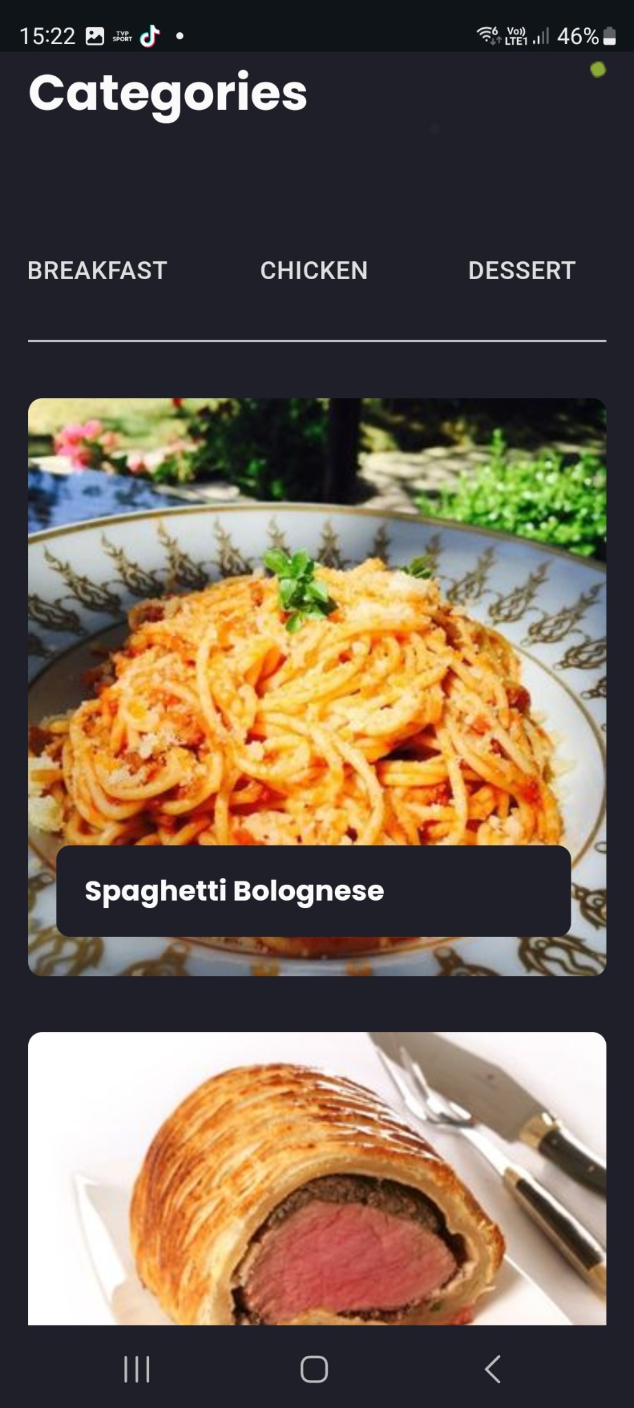 Zrzut ekranu aplikacji mobilnej z listą kategorii potraw: śniadania, kurczak i desery, z przykładowymi zdjęciami spaghetti bolognese i beef wellington.