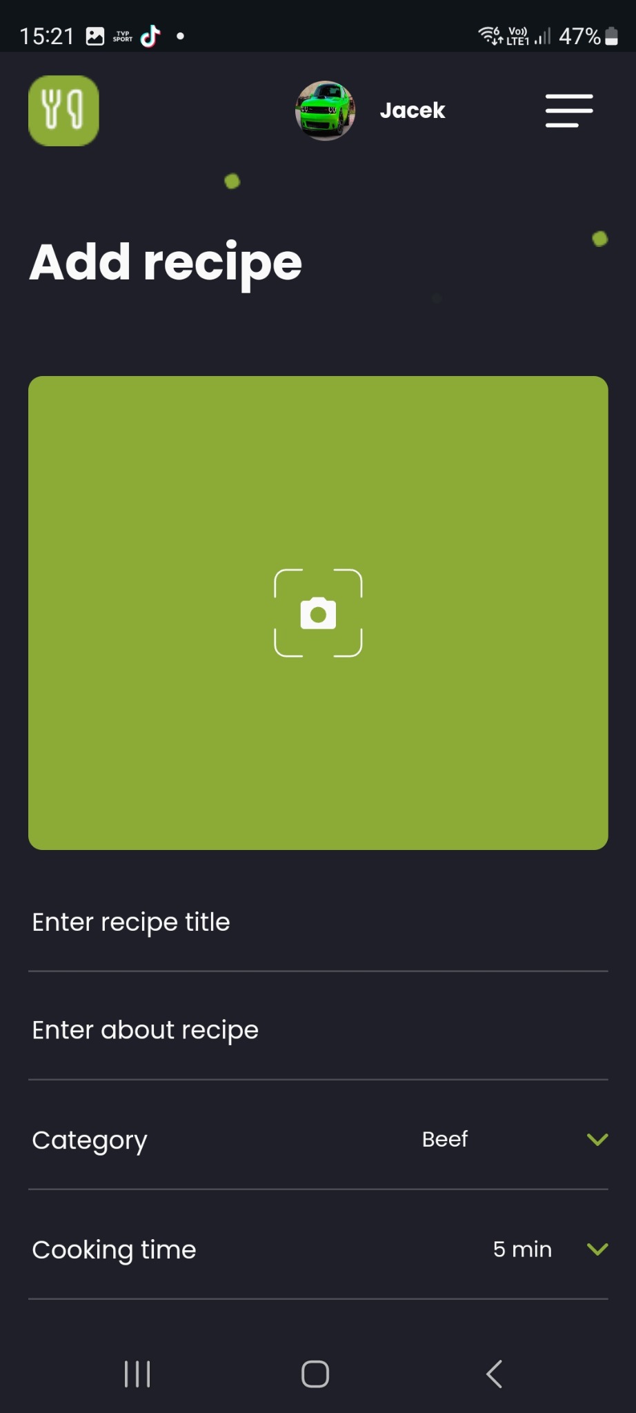 Ekran smartfona z interfejsem aplikacji do dodawania przepisu kulinarnego, widoczne pola do wprowadzenia tytułu, opisu, kategorii (wybrana wołowina) i czasu gotowania.