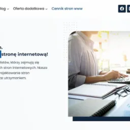 Zespół analizuje dane na wykresach podczas projektowania strony internetowej, widoczne kalkulator, notatnik i okulary na biurku.