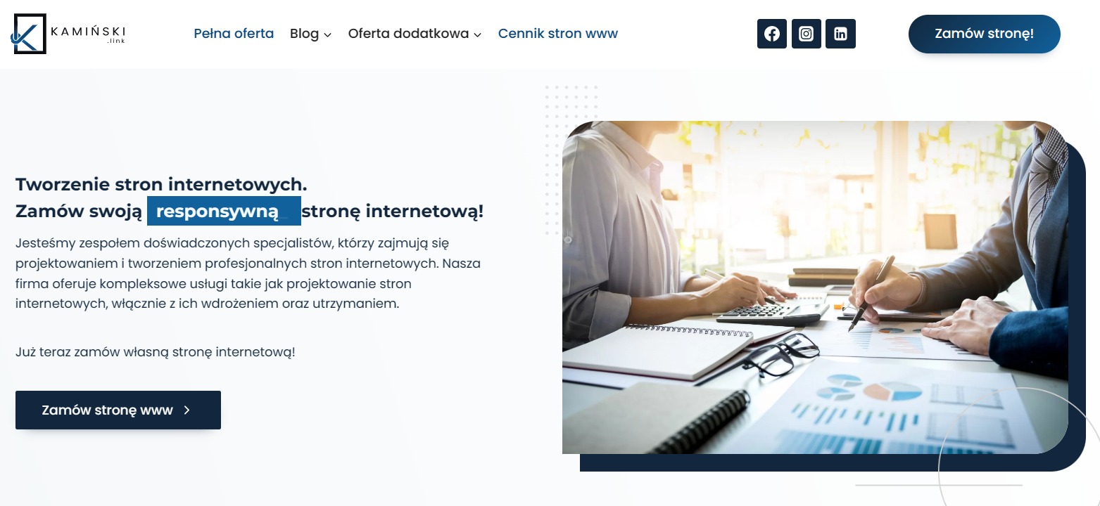 Zespół analizuje dane na wykresach podczas projektowania strony internetowej, widoczne kalkulator, notatnik i okulary na biurku.