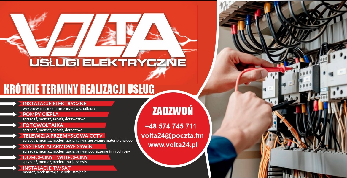 Elektryk mierzy napięcie w rozdzielnicy elektrycznej, używając multimetru z czerwonymi i czarnymi przewodami. Widoczne okablowanie z końcówkami w kolorach niebieskim, żółtym, czerwonym i czarnym.