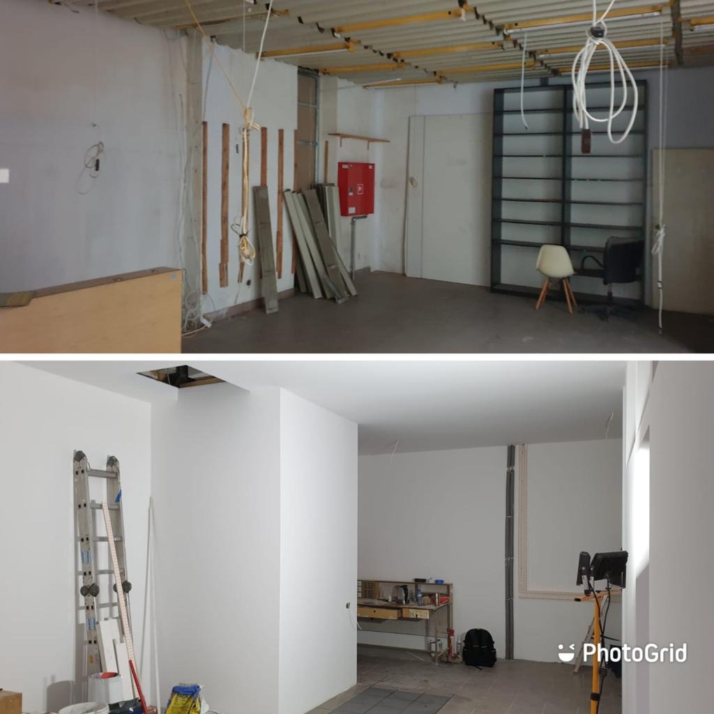 Dwuczęściowe zdjęcie przedstawia pomieszczenie przed i po remoncie: surowy stan z odsłoniętym sufitem i fragmentami ścian vs. wykończone białe ściany, sufit i sprzęt. Widoczna drabina i lampa...