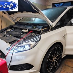 Auto Soft - Biały Ford S-Max ST z otwartą maską, podłączony do urządzenia diagnostycznego podczas chiptuningu. Widoczne przewody i elementy silnika.