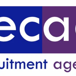 Logo firmy 'recag' z napisem 'recruitment agency' poniżej, białe litery na tle podzielonym na granatowy i fioletowy prostokąt.