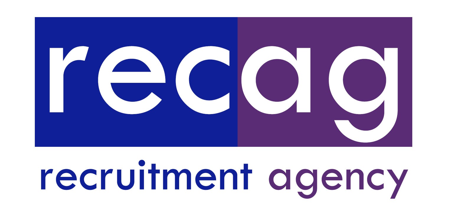 Logo firmy 'recag' z napisem 'recruitment agency' poniżej, białe litery na tle podzielonym na granatowy i fioletowy prostokąt.