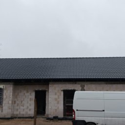 Dach dwuspadowy pokryty dachówką betonową firmy Creaton.