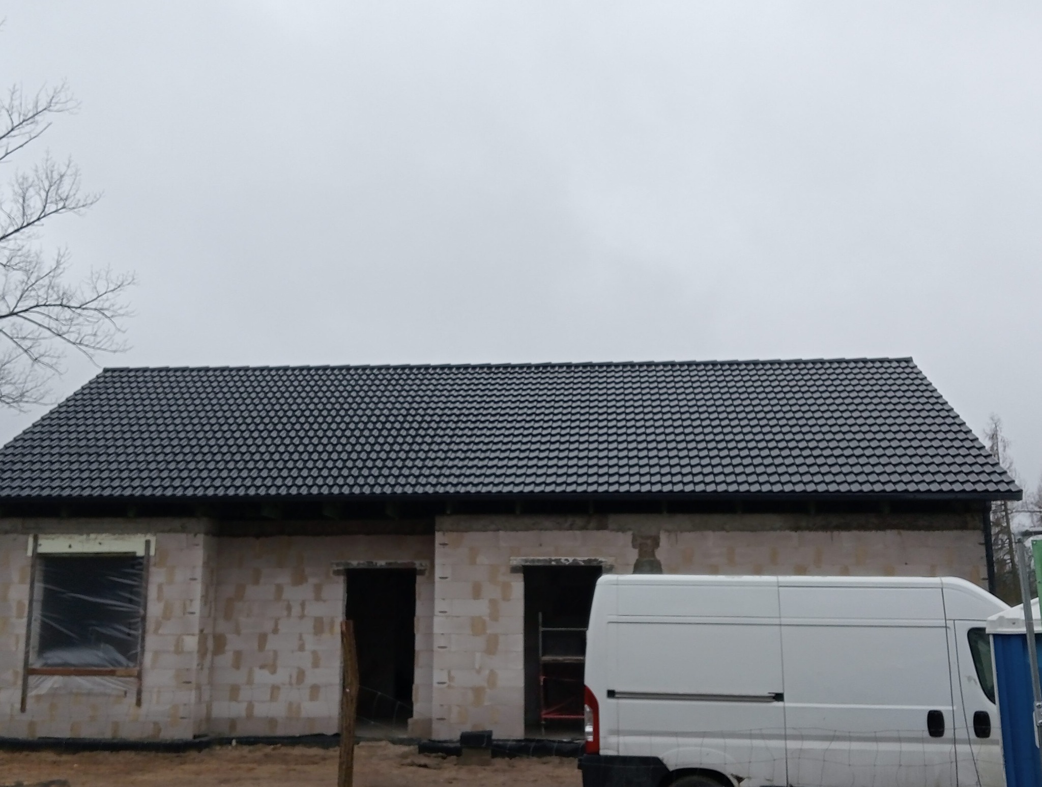 Dach dwuspadowy pokryty dachówką betonową firmy Creaton.