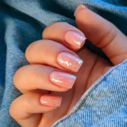 Manicure żelowy, wakacyjne paznokcie nie zawsze muszą być neonowe żeby zwracać uwagę