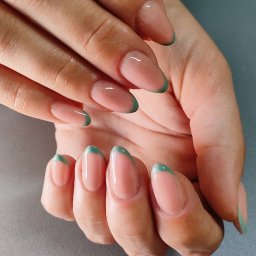 Zielony french na żelowych paznokciach, czasem warto zaszaleć