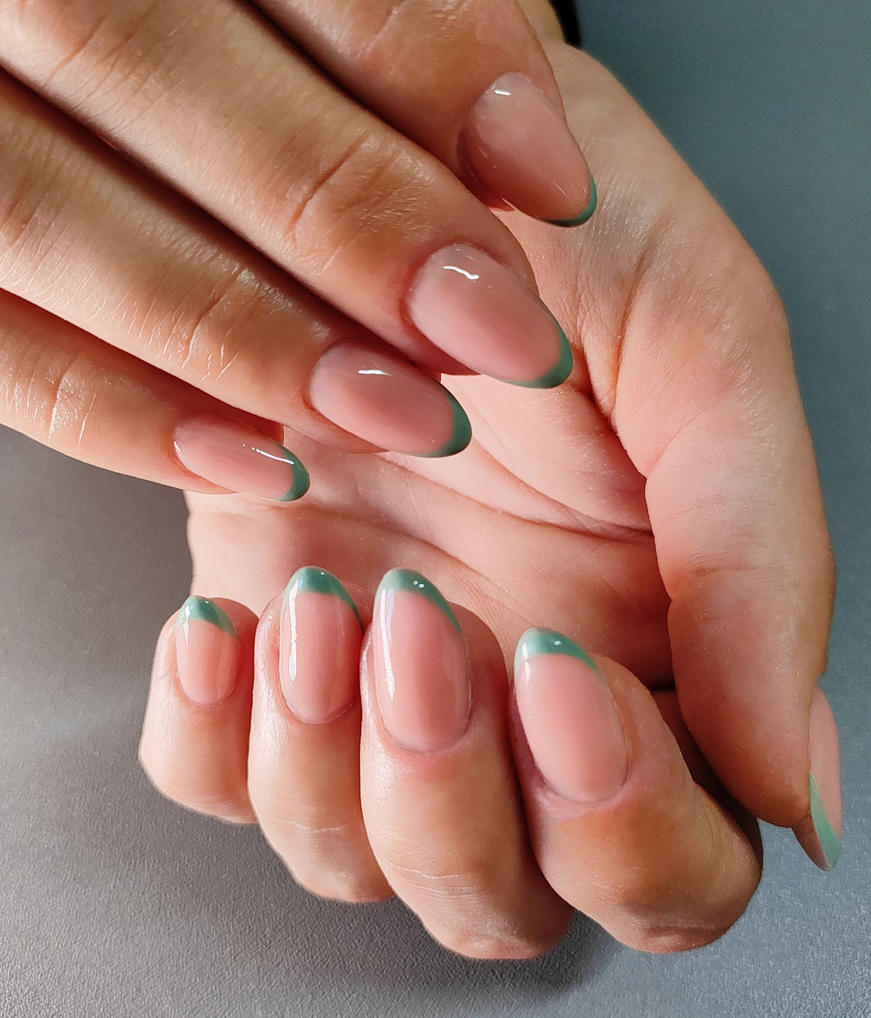 Zielony french na żelowych paznokciach, czasem warto zaszaleć