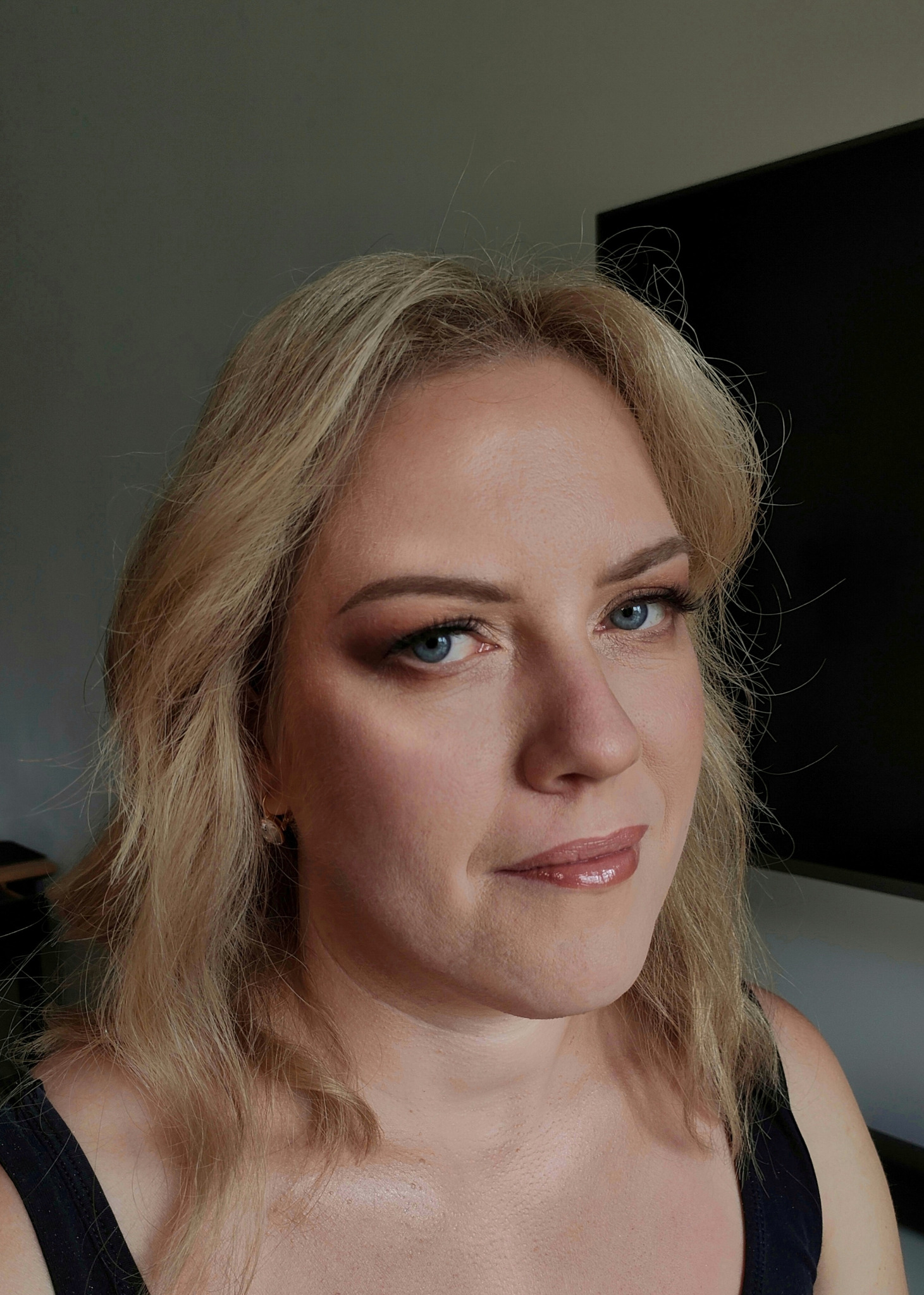 Delikatny, matowy makijaż okolicznościowy