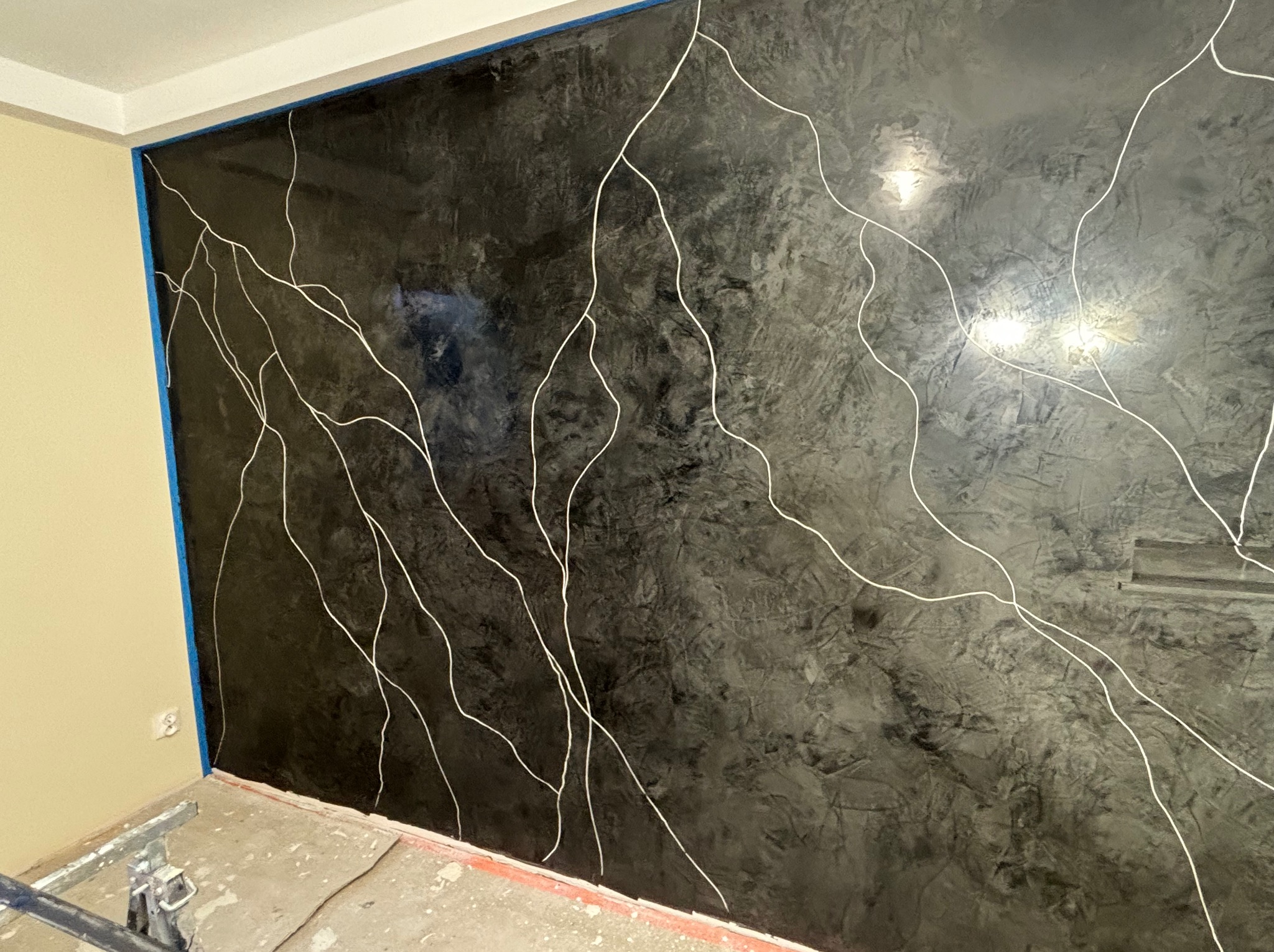 Stiuk wenecki z przezyłowaniami