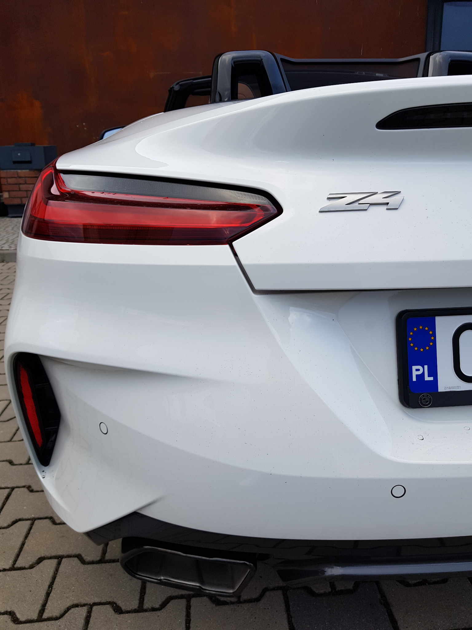 Biały kabriolet Z4, widok z tyłu, z widoczną tablicą rejestracyjną PL i elementami nadwozia.