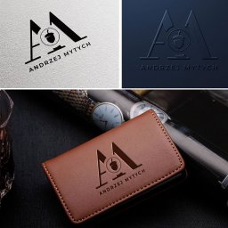Alfa Art Barbara Róg-Pająk - Wizualizacje logo z motywem żołędzia na białym papierze, wytłoczone na granatowo i wygrawerowane na skórzanym etui na wizytówki.