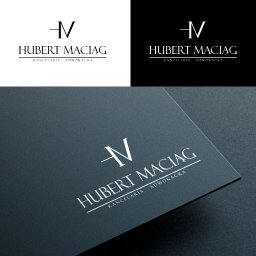Alfa Art Barbara Róg-Pająk - Wizualizacja logo kancelarii adwokackiej 'Hubert Maciąg' w trzech wariantach: białe na białym tle, białe na czarnym tle oraz białe na ciemnoszarym tle z efektem głębi.