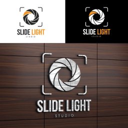 Alfa Art Barbara Róg-Pająk - Wizualizacja logo Slide Light Studio na białym i czarnym tle oraz na drewnianej ścianie z efektem 3D.