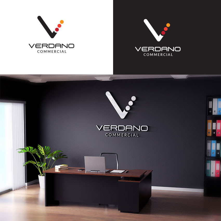 Wizualizacja biura z logo firmy Verdano Commercial na ścianie, przedstawiona w trzech wariantach: logo na białym tle, logo na czarnym tle oraz logo nad biurkiem z laptopem i regałem z segregatorami.