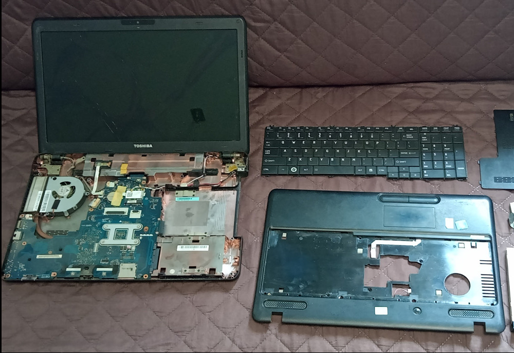 Osuszanie i reanimacja po zalaniu laptopa Toshiba