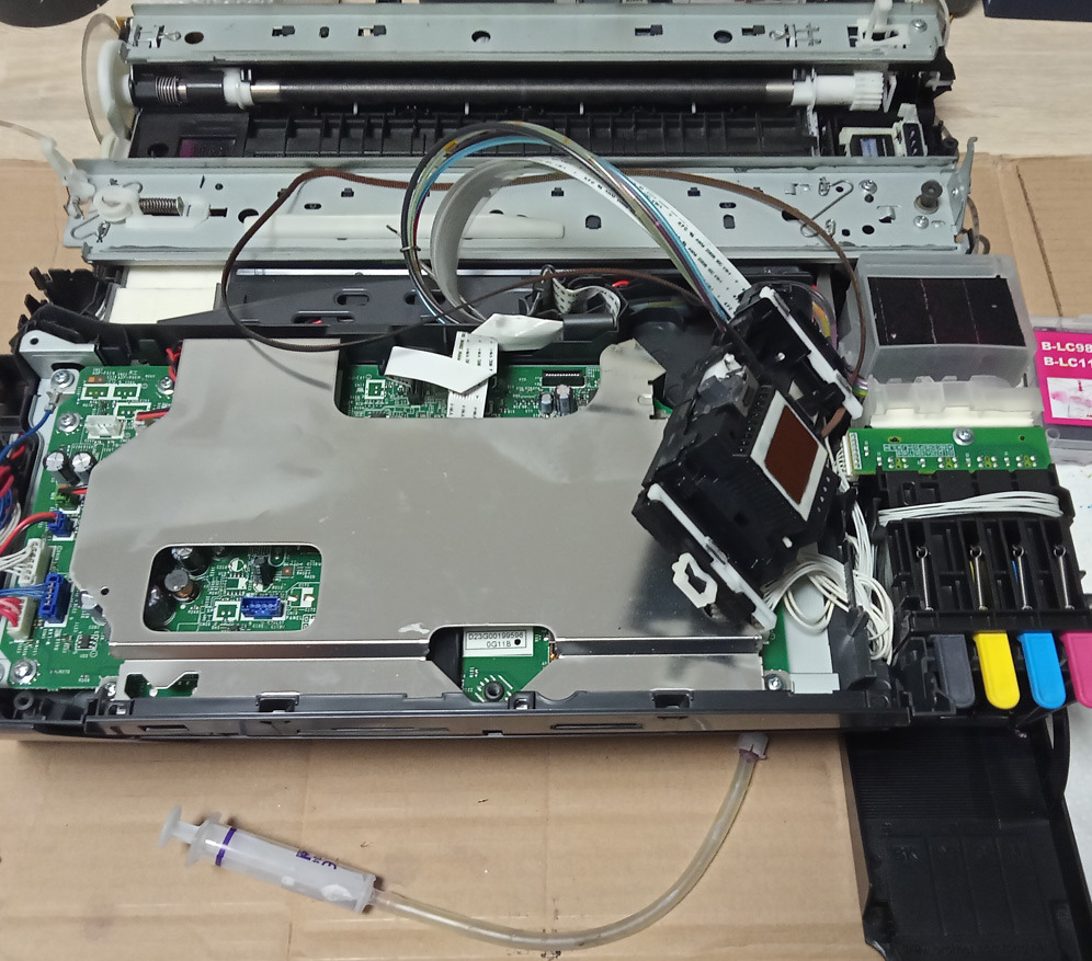 Udrażnianie zatkanej głowicy w drukarce Brother.