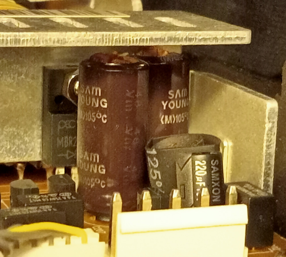 Naprawa zasilacza (wymiana wylanych kondensatorów) w drukarce HP.