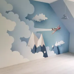 Malowidło ścienne w pokoju dziecięcym w Trzebnicy: stylizowane góry, chmury i samolot na tle błękitnego nieba, wykonane na skośnej ścianie poddasza.