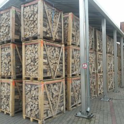 Wysokiej jakości, dobrze wysuszone drewno opałowe o wilgotności 17% i wysokiej wartości opałowej. Drewno jest już zapakowane na paletach. Bezpłatna dostawa