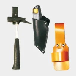 Zestaw narzędziowy: młotek z uchwytem, czarny skórzany futerał na nóż oraz pomarańczowy skórzany uchwyt na narzędzia, wszystkie z mocowaniem do paska.