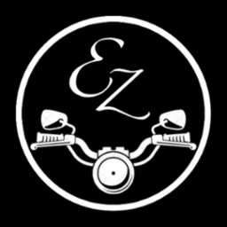 Minimalistyczne, białe logo z motywem motocykla i inicjałami 'EZ' na czarnym tle, stworzone przez grafika z Biłgoraja.