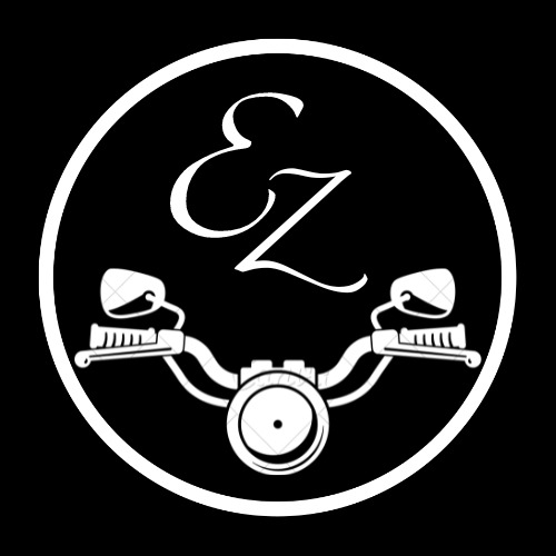 Minimalistyczne, białe logo z motywem motocykla i inicjałami 'EZ' na czarnym tle, stworzone przez grafika z Biłgoraja.