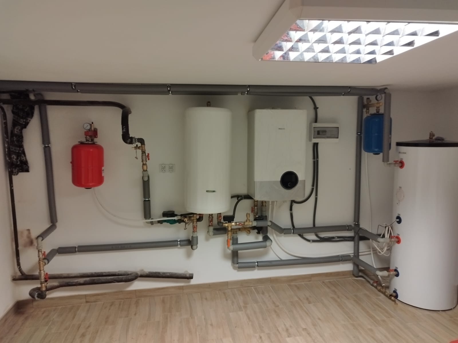 Kompletnna kotłownia z instalacją pompy ciepła HiSense. Dom po kompleksowej termomodernizacji.