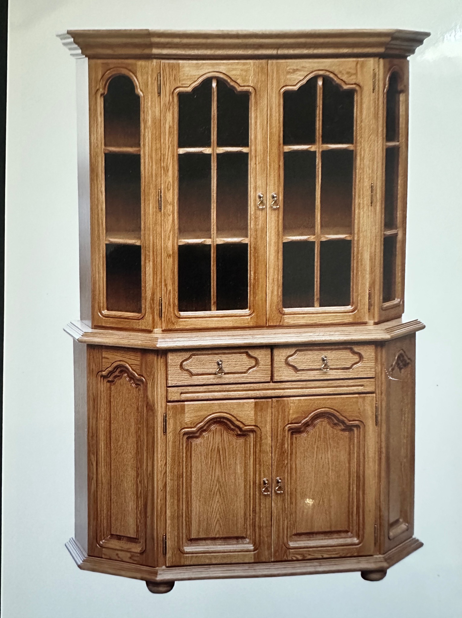 Drewniana witryna narożna z przeszklonymi drzwiczkami i szufladami, w stylu retro, z widocznym usłojeniem drewna i ozdobnymi frezowaniami.